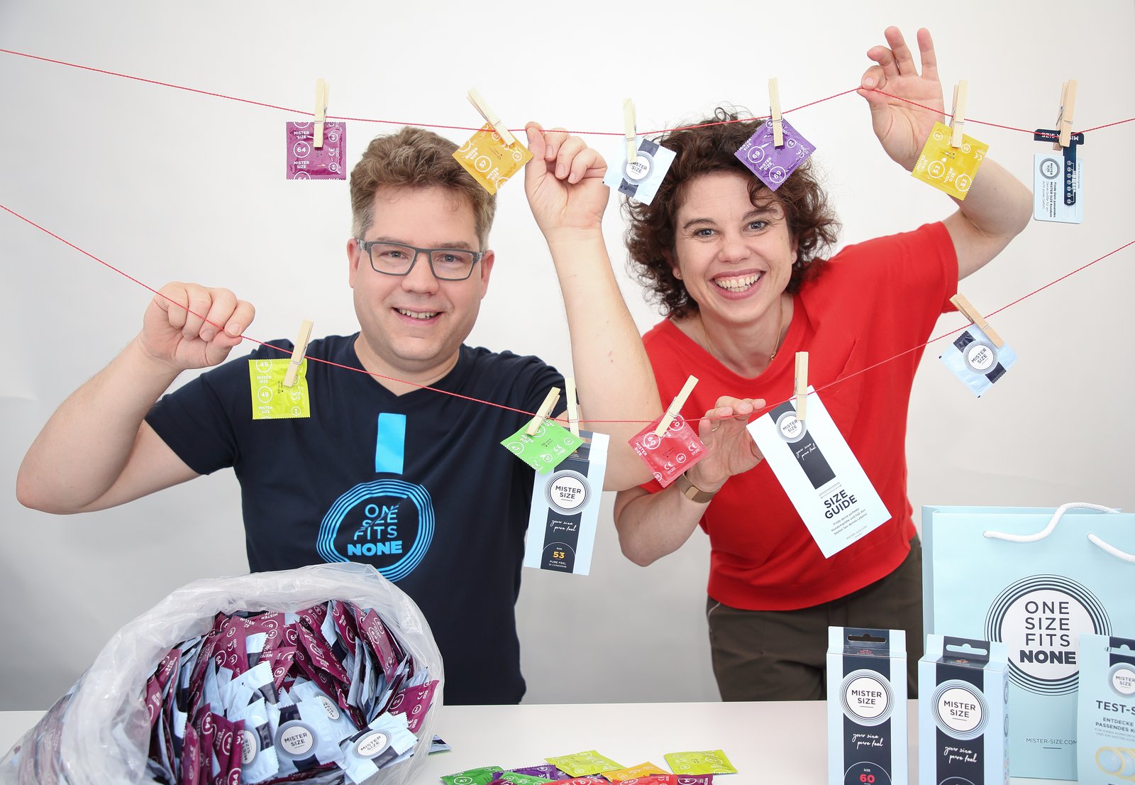Jan và Eva Krause Giám đốc điều hành của Vinergy GmbH với bao cao su Mister Size