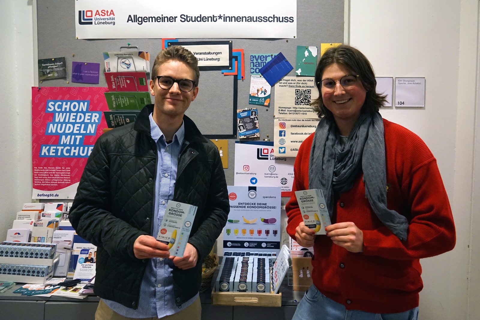 Luis từ Spondoms (trái) mở hộp phân phối bao cao su miễn phí cùng với Max từ AStA của Đại học Leuphana Lüneburg (phải).