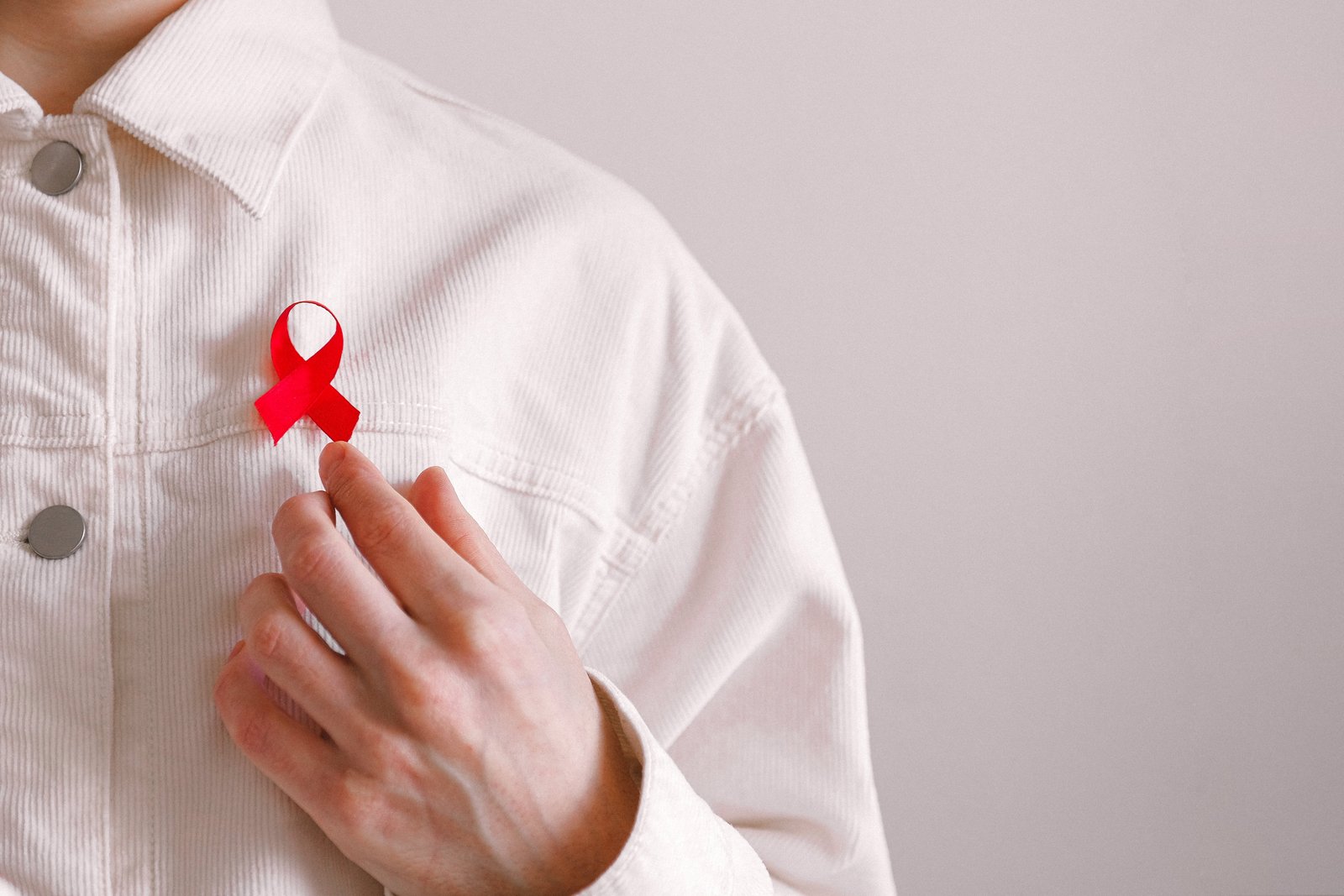 Người đàn ông đeo nơ đỏ trên áo nhân Ngày Thế giới Phòng chống AIDS