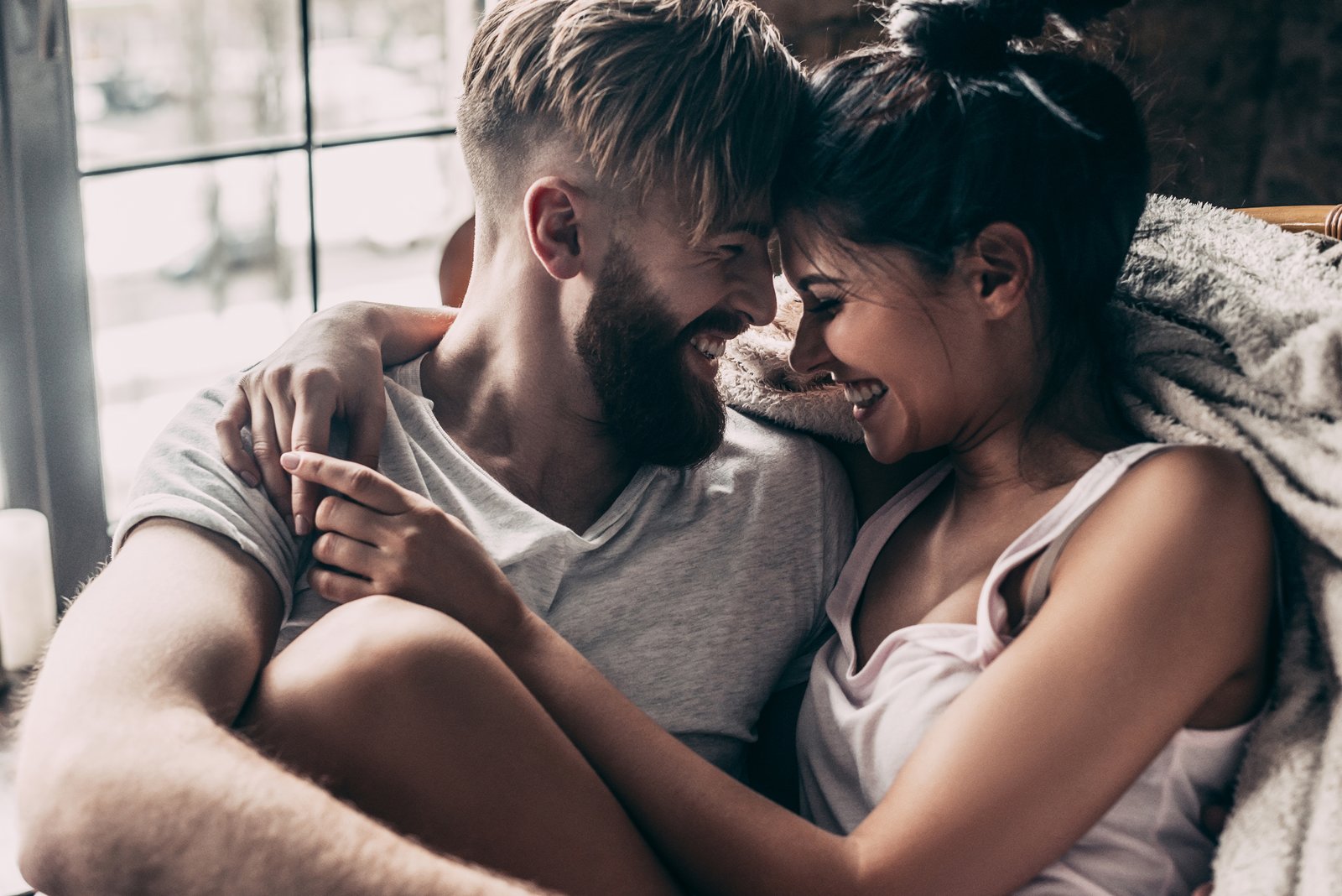 Cặp đôi hôn nhau - mẹo quan hệ tình dục chống lại sự nhàm chán khi khóa máy