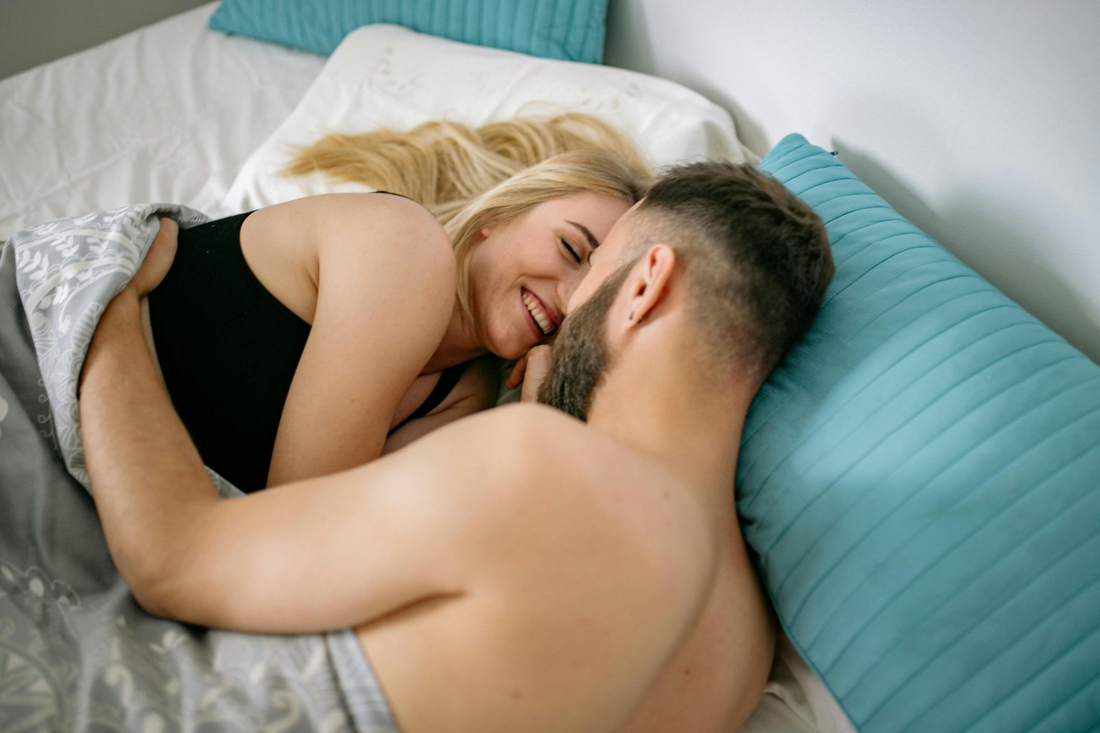 Người đàn ông và phụ nữ ôm ấp nhau trên giường như một phần của chương trình chăm sóc sức khỏe.